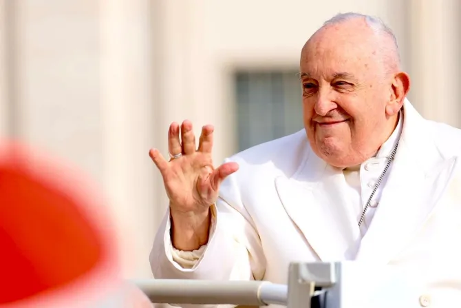 El Papa Francisco saluda a los fieles presentes en la Plaza de San Pedro el 13 de marzo de 2024.