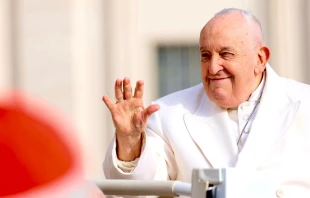 El Papa sonríe a los fieles en la Plaza de San Pedro durante una audiencia general en marzo de 2024. Crédito: Daniel Ibáñez / ACI Prensa.