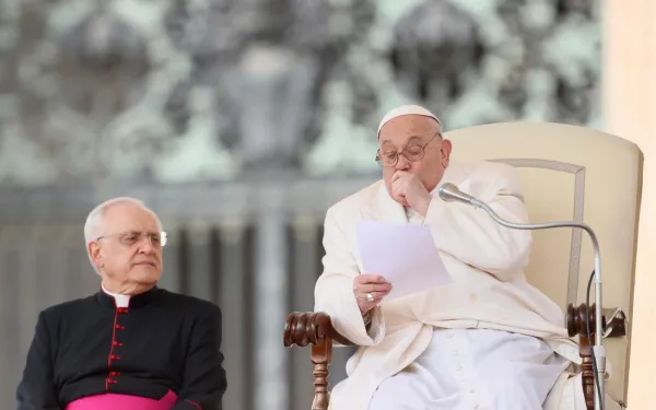 El Papa Francisco tose durante la audiencia general del 13 de marzo de 2024. Crédito: Daniel Ibáñez / ACI Prensa