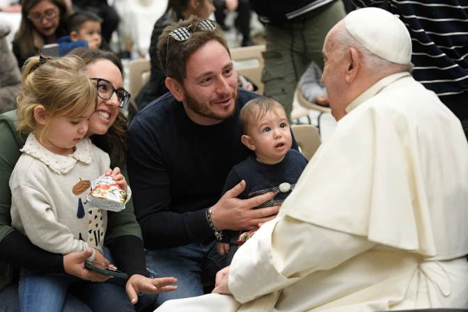 El Papa Francisco saluda a una familia durante la Audiencia General