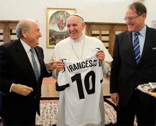 Joseph Blatter obsequia al Papa Francisco una camiseta en la audiencia de hoy (Foto ANSA)