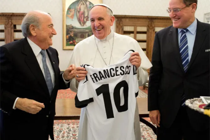 Mundial Brasil 2014: FIFA nombra al Papa Francisco "Amigo del Fútbol"