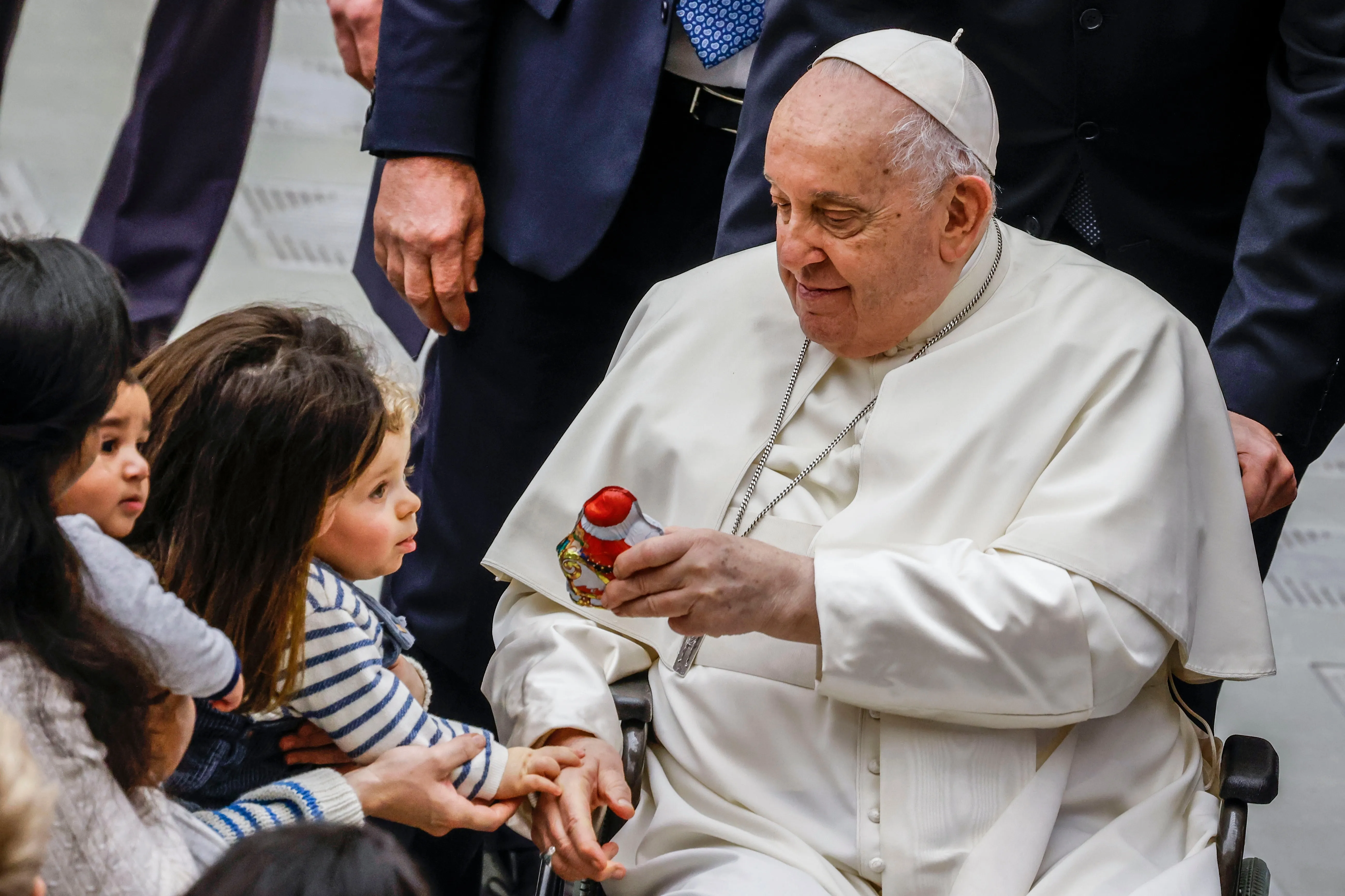 El Papa Francisco le entrega un obsequio a un niño al final de su audiencia general semanal en el Aula Pablo VI en el Vaticano, 3 de enero de 2024.?w=200&h=150