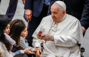 El Papa Francisco le entrega un obsequio a un niño al final de su audiencia general semanal en el Aula Pablo VI en el Vaticano, 3 de enero de 2024. Crédito: Riccardo De Luca - Shutterstock