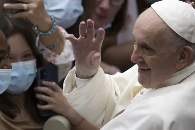 El Papa Francisco saluda a fieles en el Vaticano