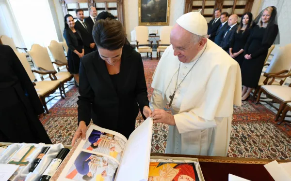 El Papa Francisco recibe regalo de la presidente de Hungría, Katalin Nóvak, 25 de agosto de 2023. Vatican Media
