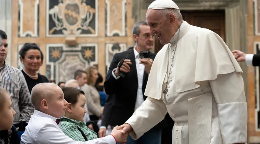 Imagen referencial. Papa con niños enfermos en 2018. Foto: Vatican Media