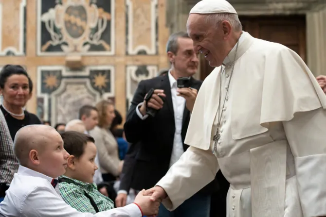 Papa Francisco reza por los niños enfermos con cáncer