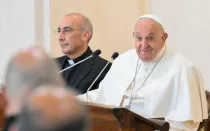 El Papa Francisco se reúne con unos 100 sacerdotes en la histórica Basílica de la Santa Cruz en Roma, el 3 de mayo de 2024.