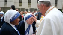 El Papa Francisco visita a la Misioneras de la Caridad en el Vaticano en mayo 2013. Foto: L'Osservatore Romano