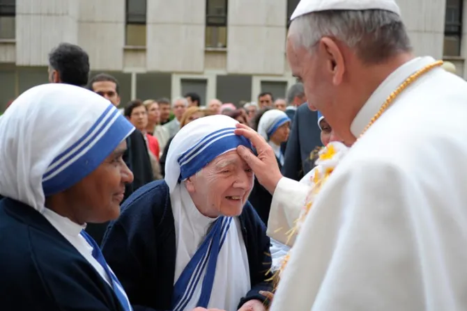 El Papa visita por sorpresa a Misioneras de la Caridad en el Vaticano y les da consuelo 