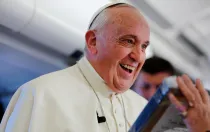 Papa Francisco recibe con emoción regalo de periodista francesa. Foto Alan Holdren / ACI Prensa