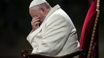 El Papa Francisco durante el Via Crucis en el Coliseo de Roma el 18 de abril de 2014.