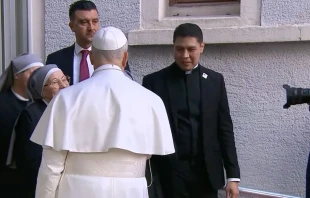 El Papa saluda a las monjas que gestionan el centro de ancianos de Estambul Crédito: captura de pantalla Vatican Media