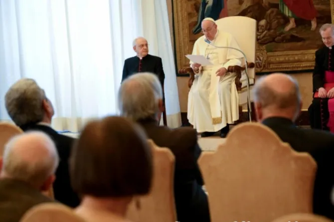Papa Francisco y miembros del Pontificio Comité de Ciencias Históricas