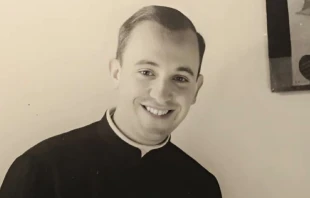 El joven sacerdote Jorge Mario Bergoglio (hoy el Papa Francisco). Crédito: Vatican Media
