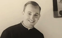 El joven sacerdote Jorge Mario Bergoglio (hoy el Papa Francisco).