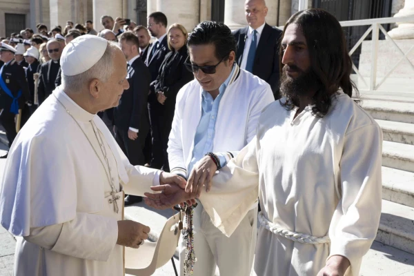 León XIV junto a Walt Wizard y su estatuta hiperrealista “Jesús Resucitado”. Crédito: Cortesía de Walt Wizard - Vatican Media