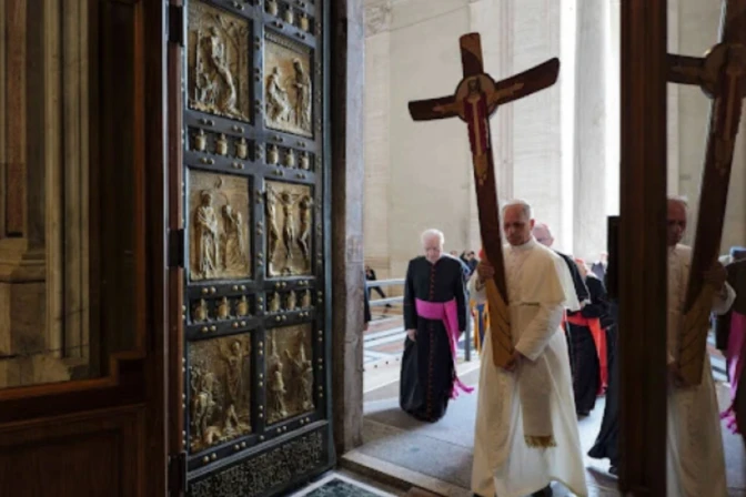 Papa León XIV cruza la Puerta Santa