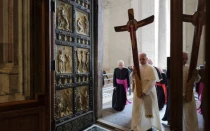 El Papa León XIV cruza la Puerta Santa portando la cruz jubilar mientras encabeza la peregrinación de la Santa Sede el 9 de junio de 2025.