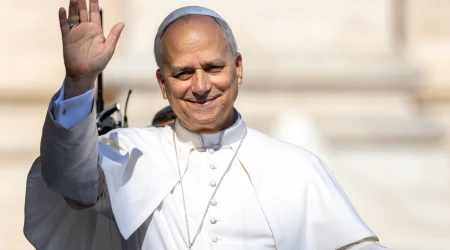 El Papa León XIV saluda en la Plaza de San Pedro.