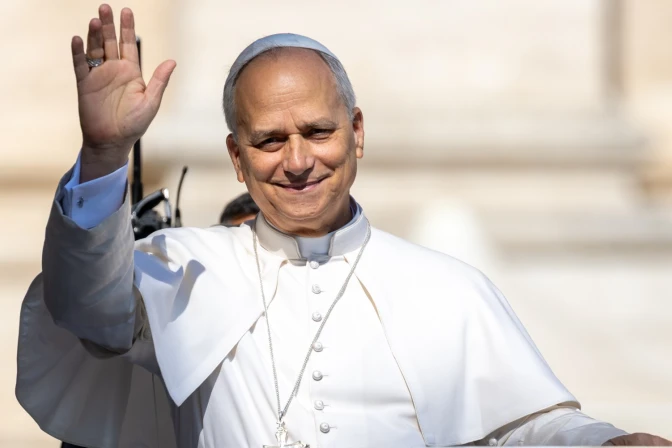 El Papa León XIV saluda en la Plaza de San Pedro.