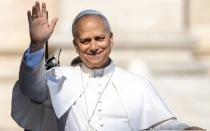 El Papa León XIV saluda en la Plaza de San Pedro.