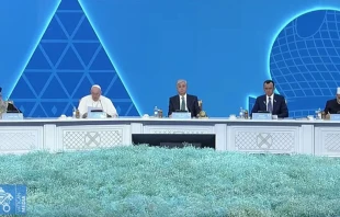 Papa Francisco junto a Lu00edderes Religiosos en Kazajistu00e1n. Cru00e9dito: Captura Vatican Media 