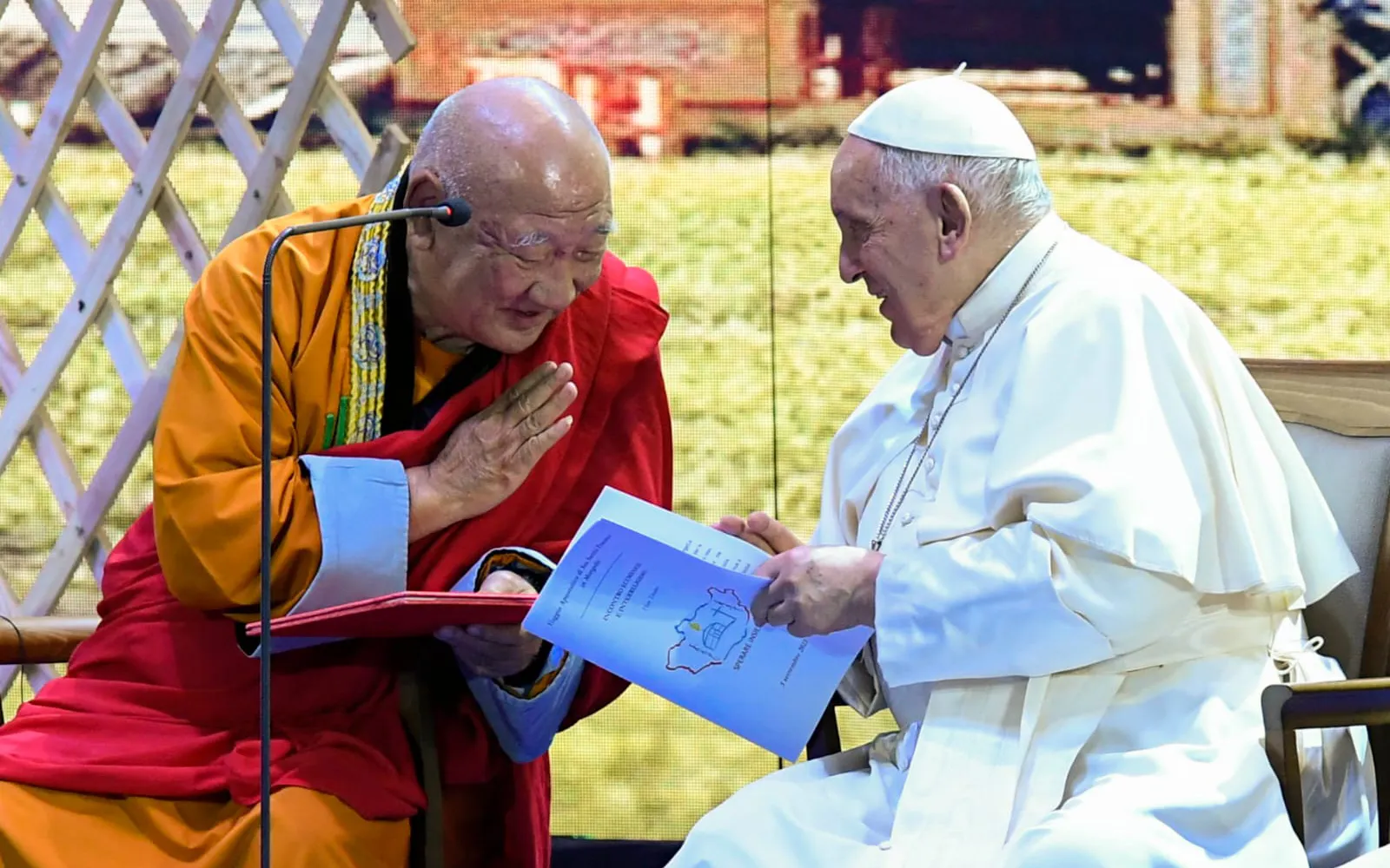 Papa Francisco junto a líder religioso durante el encuentro ecuménico e interreligioso en el Teatro Hun, Mongolia (2023).?w=200&h=150