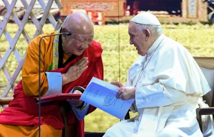 Papa Francisco junto a líder religioso durante el encuentro ecuménico e interreligioso en el Teatro Hun, Mongolia (2023). Crédito: Vatican Media