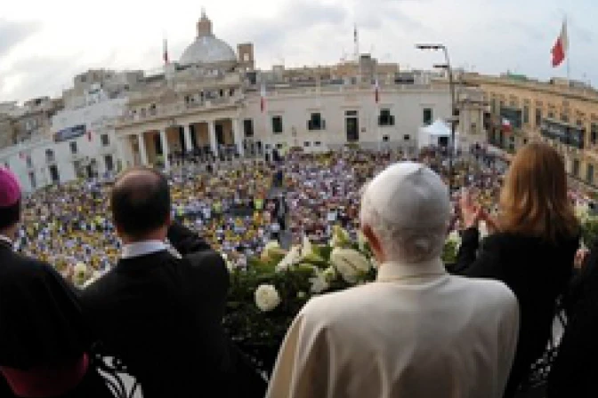 Invocar a María como Reina de la Familia, pide el Papa Benedicto en Malta