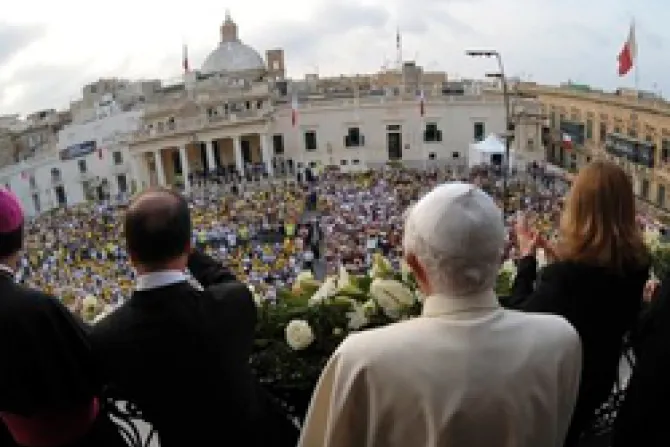 Invocar a María como Reina de la Familia, pide el Papa Benedicto en Malta