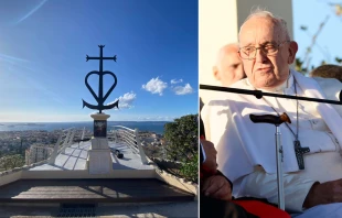 Cruz de Camarga, memorial dedicado a los marineros y migrantes perdidos en el mar y fotografía del Papa Francisco Crédito: Cortesía de AIGAV / Daniel Ibañez - ACI Prensa