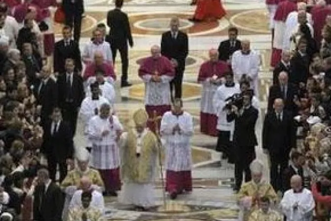 Benedicto XVI recibe y perdona a mujer que lo hizo caer en Misa de Gallo