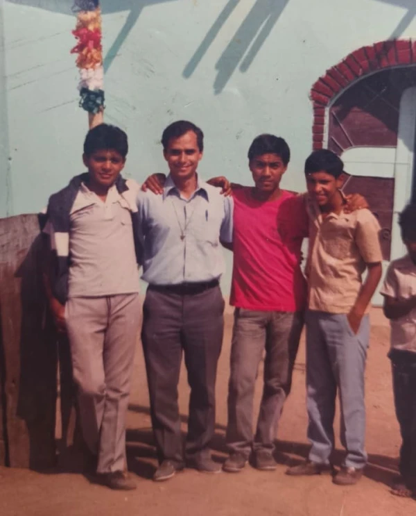 Father Roberto (Pope León) with the young people of the Chulucanas youth ministry. Credit: Courtesy