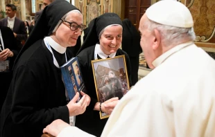 Imagen de la audiencia en el Vaticano este 5 de diciembre con las monjas monjas canonesas del Espíritu Santo en Sassia Crédito: Vatican Media