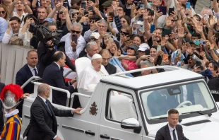 El Papa Francisco saluda a la multitud en la Plaza de San Pedro en la mañana del 20 de abril, Domingo de Resurrección Crédito: Daniel Ibáñez/ EWTN News
