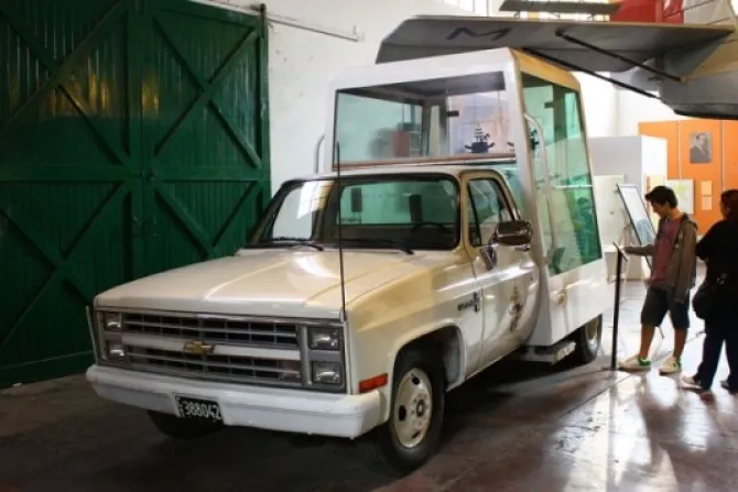 Papamóvil que usó San Juan Pablo II será el auto símbolo de exposición en Argentina