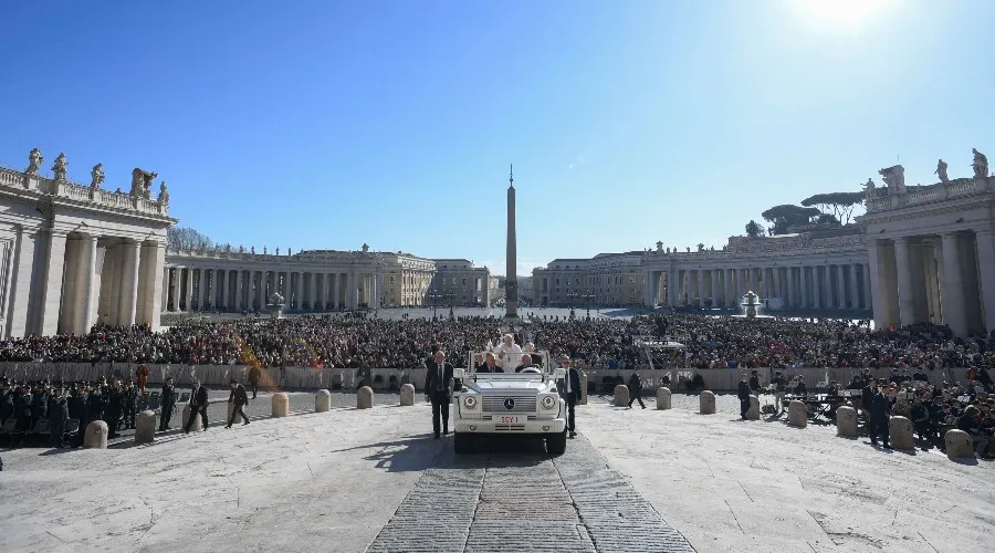 El Papa Francisco llega a la Plaza de San Pedro. Crédito: Vatican Media?w=200&h=150