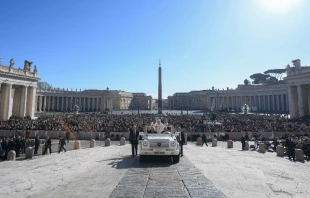 El Papa Francisco llega a la Plaza de San Pedro. Cru00e9dito: Vatican Media 