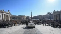 El Papa Francisco llega a la Plaza de San Pedro. Crédito: Vatican Media