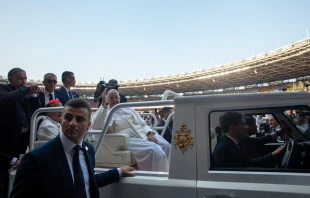 El Papa Francisco llega al estadio de Yakarta para celebrar la Santa Misa ante cien mil fieles Crédito: Daniel Ibáñez/ EWTN News