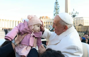 Imagen referencial del Papa Francisco bendiciendo a un bebé durante una Audiencia General Crédito: Vatican Media