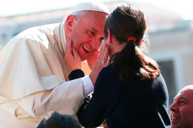 VIDEO: El conmovedor momento en que una niña invidente conoce al Papa Francisco