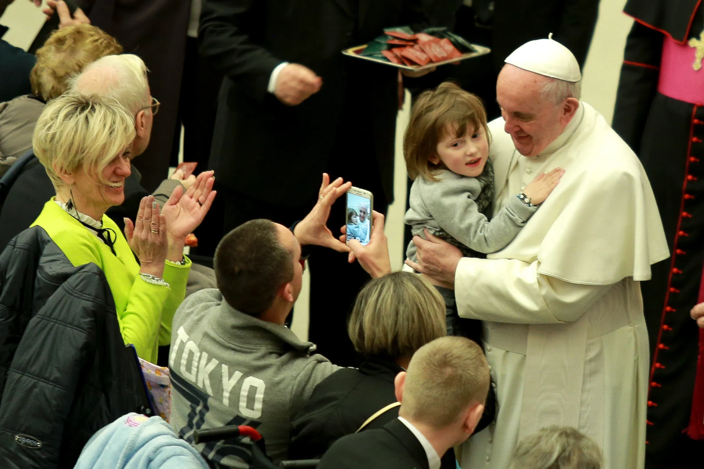 El Papa Francisco sostiene a un niño durante la audiencia general del miércoles en el Aula Pablo VI, Ciudad del Vaticano, el 20 de enero de 2016.?w=200&h=150
