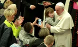 El Papa Francisco sostiene a un niño durante la audiencia general del miércoles en el Aula Pablo VI, Ciudad del Vaticano, el 20 de enero de 2016.