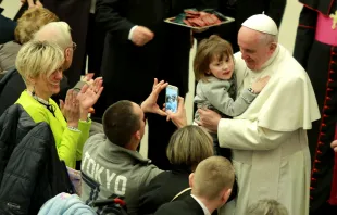 El Papa Francisco sostiene a un niño durante la audiencia general del miércoles en el Aula Pablo VI, Ciudad del Vaticano, el 20 de enero de 2016. Crédito: EWTN News
