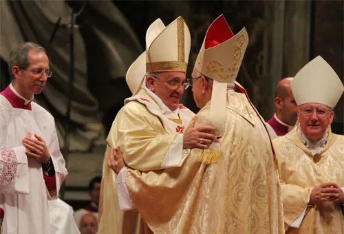 El Papa Francisco saluda al nuevo Obispo, Mons. Fernando Vérgez (foto ACI Prensa)?w=200&h=150