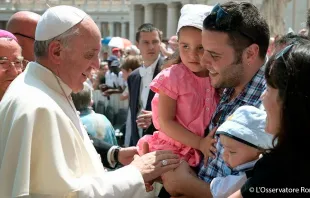 El Papa Francisco con una familia en la Plaza de San Pedro. Foto L'Osservatore Romano 
