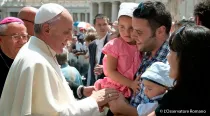 El Papa Francisco con una familia en la Plaza de San Pedro. Foto L'Osservatore Romano